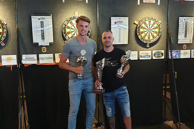 dartfreakz's tweet photo. Check 👉 Koppeltoernooi Bovensluis Open ten einde, nieuw toernooi volgt https://t.co/vUk3zeu9Jp #darts #dartsnews #dartfreakz https://t.co/FCBlKimhhM
