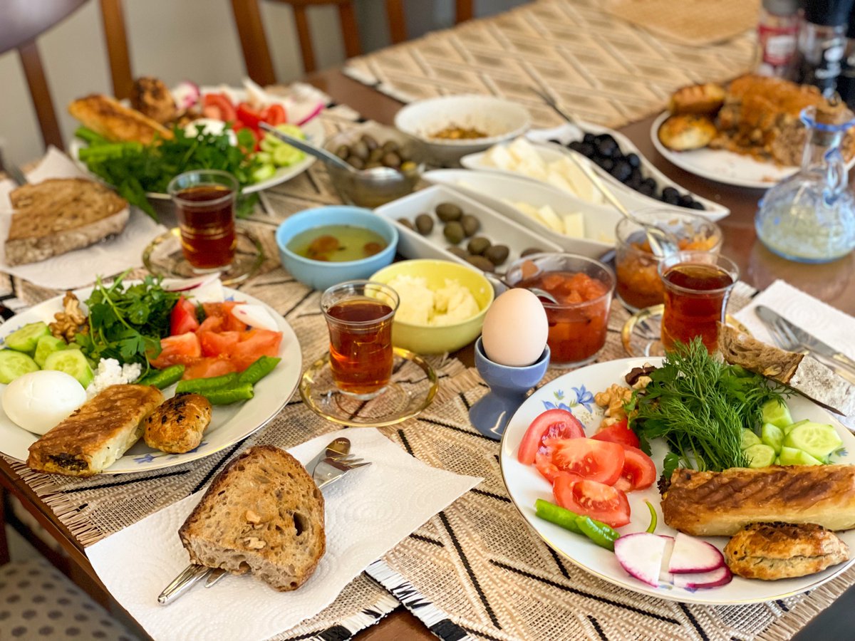 今日は隣の部屋に住んでいるトルコ人老夫婦が朝食に招いてくれました☺️娘さんの旦那さんが日本人で神奈川に住んでいるそうです✨朝食から手作りデザートからコーヒーまで、素敵なおもてなしをしてくれて感