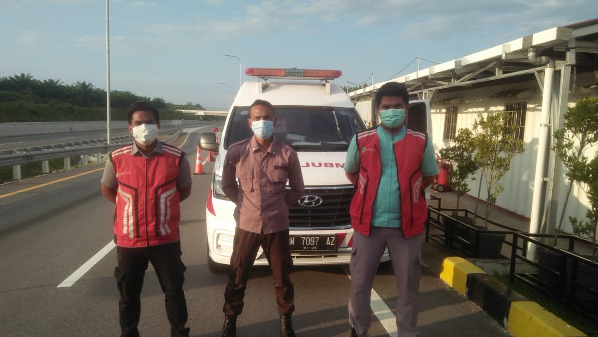 hk_tolpermai's tweet photo. Tim medis tol permai melakukan pemeriksaan gratis dan himbauan-himbauan protokol kesehatan di Rest Area, bagi sobat permai saat berhenti bisa melakukan pemeriksaan kesehatan. Tetap prokes ya sob!
#RestAreaKM45
#timMedis https://t.co/0P9vjYbofj