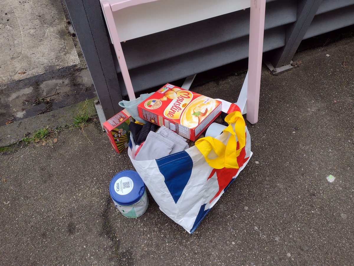 DeleurmeP's tweet photo. Il y a bp de réfugiés qui trainent dans mon quartier… En allant aux emplacements poubelles, j'ai remarqué 1 sac déposé au pied de ces structures. En pestant intérieurement j'allais le benner quand j'ai vu que c'était des effets et un peu nourriture déposé par un bon #samaritain https://t.co/9IuXox9tSp
