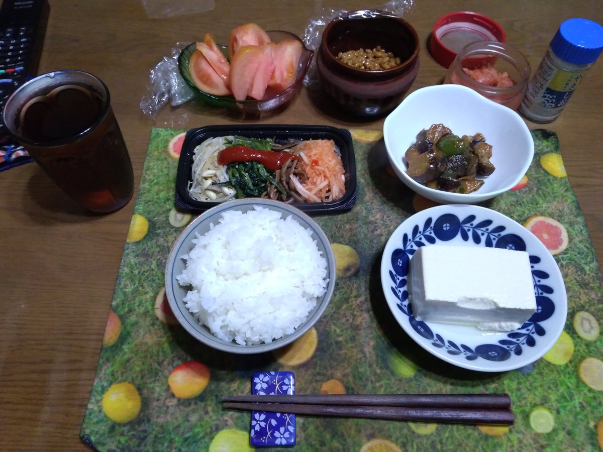 夕飯♪ ・ご飯 ・なす味噌炒め:乱切りのなす、乱切りのピーマン、ごま油、サラダ油、塩、こしょう、あわせ味噌、三温糖、追いがつおつゆ ・ナムル盛り合わせ・コチュジャン付き ・トマト ・納豆 ・切