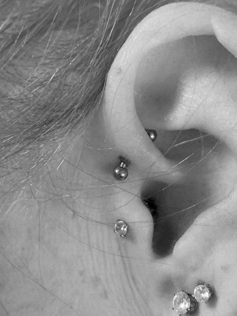 Sabrientje2's tweet photo. Gaatje erbij. Wilde er twee boven elkaar, maar dat deden ze niet tegelijk 🤨 volgende maand nog een dan maar.
Nu 4 tot 9(!!!) maanden wachten tot er een andere piercing in kan, want ik wilde een subtiel klein steentje…
Leuk joh kraakbeen
#forwardhelix https://t.co/fA5uuqAhcg