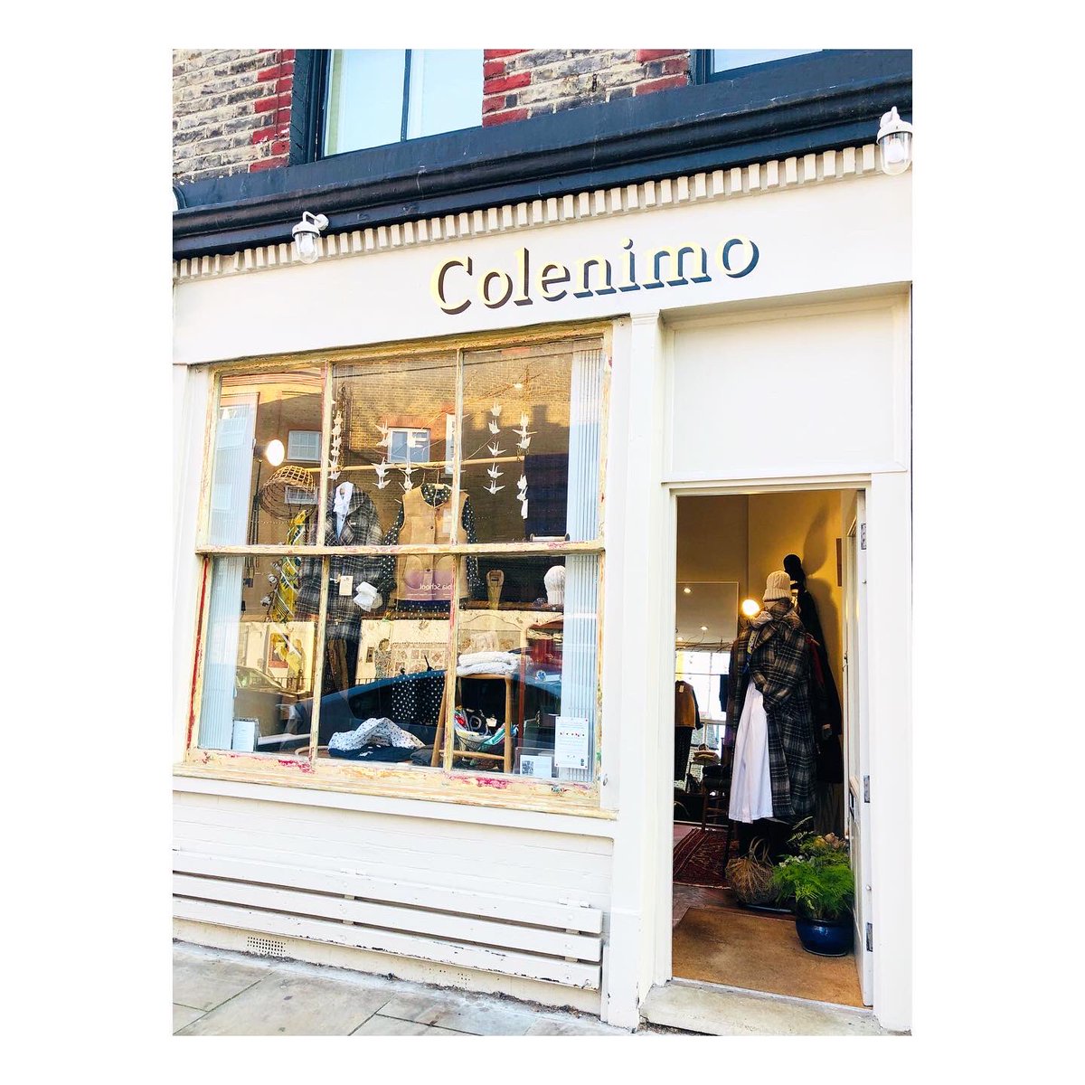 Colenimo's tweet photo. Colenimo shop is opening this weekend. Stocked new items☺️See you soon👋#colenimo #columbiaroad 
今週もよろしくお願いします☺️1月なのに青空が広がるロンドン、素晴らしい💙
#コレニモ　#ロンドン　#英国製 https://t.co/xn57qAJamj
