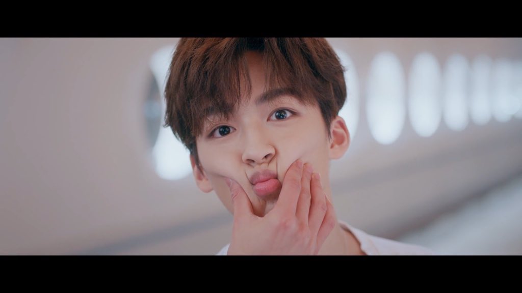 완미적타 다 봄.. 허뤄뤄가 너무 귀엽고 장릉혁씨가 스윗하고 드라마가 맛잇음 !! 나도 러브보이즈 달라고 고함 지르게 됨.. 중후반이 좀 루즈하긴...