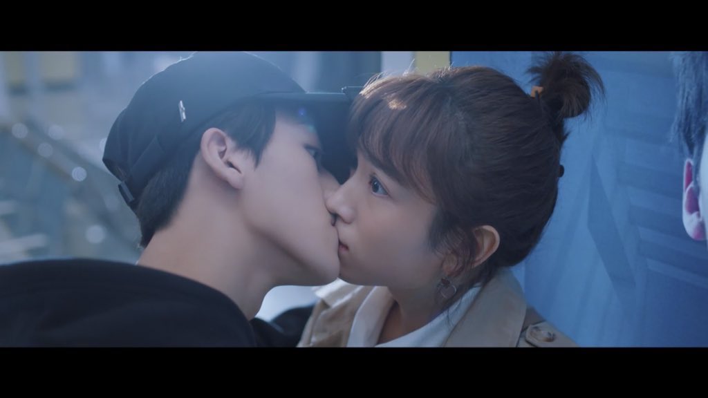 완미적타 다 봄.. 허뤄뤄가 너무 귀엽고 장릉혁씨가 스윗하고 드라마가 맛잇음 !! 나도 러브보이즈 달라고 고함 지르게 됨.. 중후반이 좀 루즈하긴...