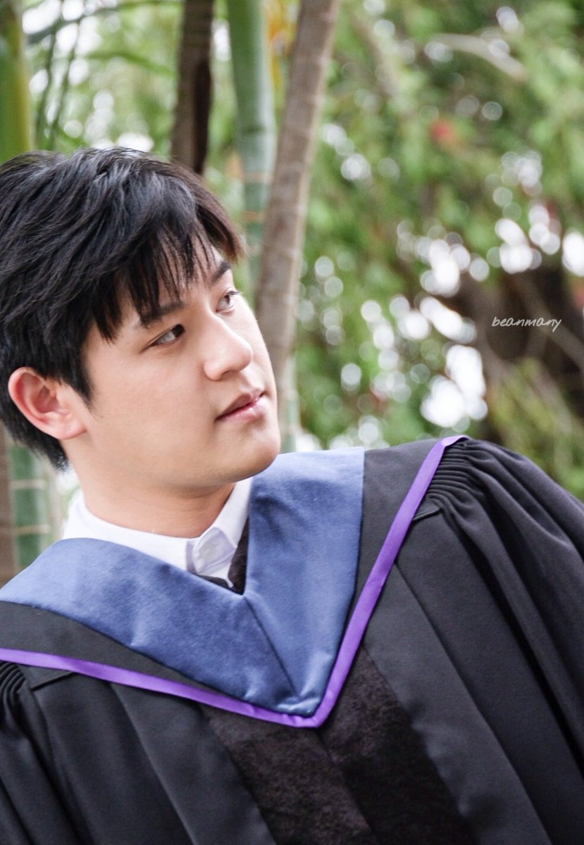 plpchm's tweet photo. เค้าผิดอะไร ทำไมต้องมองแรง 😆 #GraduationPluemPurim #PluemPurim #ปลื้มปุริม https://t.co/CXcHzk8ZEL
