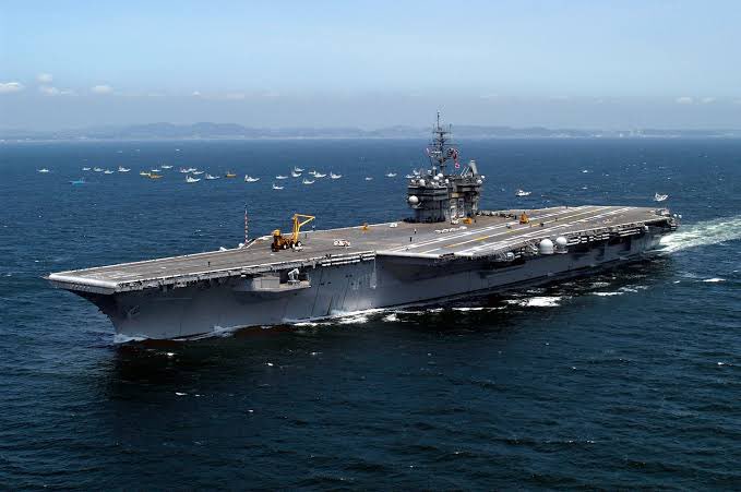 gliciofonseca's tweet photo. O USS Kitty Hawk aposentado em 2009 da @USNavy iniciou a sua última viagem ontem (15/1) de Bremerton na costa oeste 🇺🇸 até um estaleiro no Texas onde será desmontado para isso vai percorrer um longo caminho dando volta na América do Sul porque o navio não passa no Canal do Panamá https://t.co/NtjYmxtKQa
