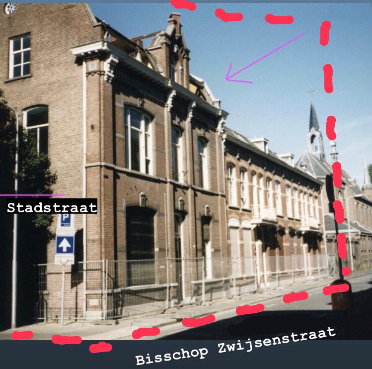 Piejaah's tweet photo. De panden aan de Bisschop Zwijsenstraat (9-11-13-15-17) werden gesloopt voor de komst van het kunstcluster van @Fontys in 2002.
Ik zoek foto’s of tekening van het koetshuisje achter deze woningen.
Wie o wie?
@RATilburg @bdtilburg 
#tilburg @FHKTilburg #beeldvorming https://t.co/KF7KiAlRWI