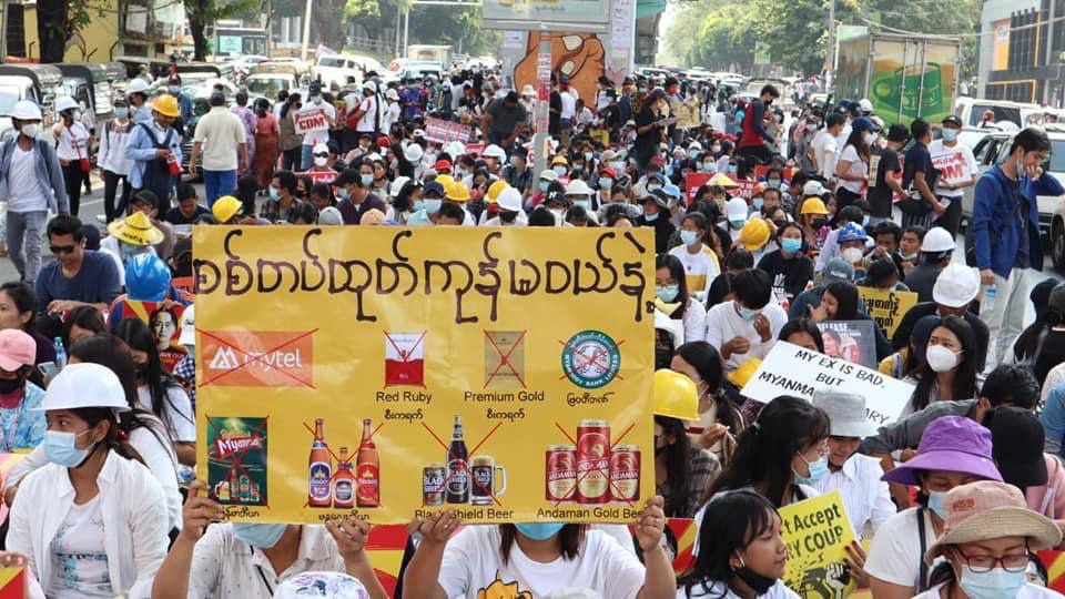 ayemyat01's tweet photo. "11 months after the coup, the military looks to be in such a financial bind that its men have taken up debt collection." #WhatsHappeningInMyanmar #2022Jan16Coup https://t.co/STmH0YYeXD