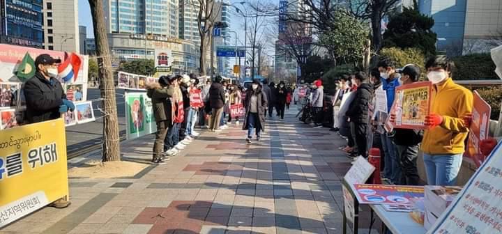 ayemyat01's tweet photo. A Daegu monk &amp; pro-democracy activists in Ulsan, South Korea, began their weekly anti-dictatorship protest march &amp; fundraiser for the Burmese Spring Revolution. #WhatsHappeningInMyanmar #2022Jan16Coup  https://t.co/CmkJwMI7MY