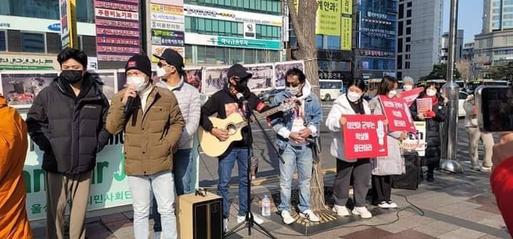 ayemyat01's tweet photo. A Daegu monk &amp; pro-democracy activists in Ulsan, South Korea, began their weekly anti-dictatorship protest march &amp; fundraiser for the Burmese Spring Revolution. #WhatsHappeningInMyanmar #2022Jan16Coup  https://t.co/CmkJwMI7MY