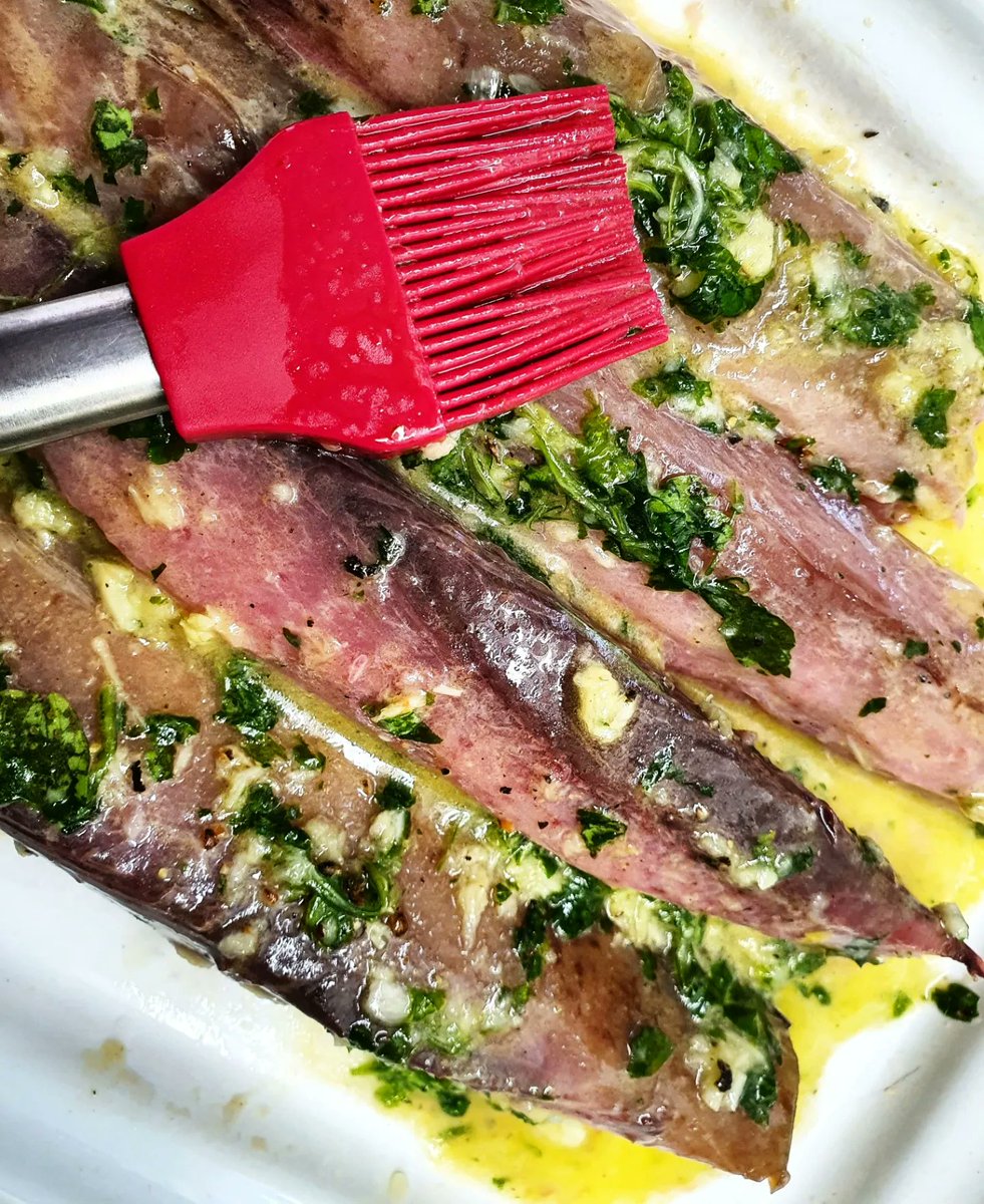 monteromonti's tweet photo. Menos hablar y más #cocinar
Antes de irme a recoger a la #hortelana 👩‍🌾 aquí ando con #bacoretas 🐟 bañadas (antes de horno) en cítricos, ajo, perejil y #vinagre balsámico de #DoñaMencía (#Córdoba) Y de fondo, a su ritmo, #fabes con nécoras 🦀 y galeras para mañana #laencimerazul https://t.co/b8NoR6hUOL