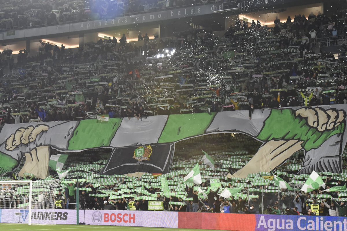 El acto de una persona no debe señalar a una grada de 4.000 ni los egos de 4 cargarse el trabajo de muchos.

Gracias a los que anteponéis las 13 barras a todo los demás, gracias a los que os habéis pegado 7 días trabajando para que ayer todo saliera bien. Eso si es Gol Sur.