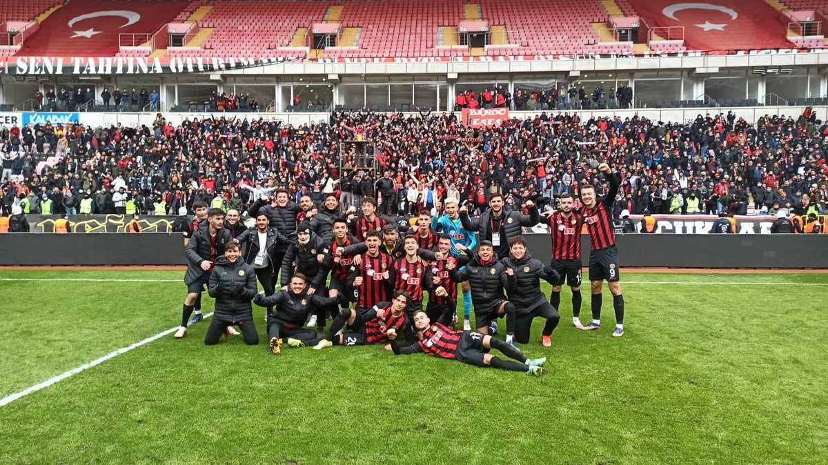 Eskisehirspor's tweet photo. Eskişehirsporumuz, 2021-22 sezonu ikinci devre açılış maçında sahasında oynadığı Teco Karacabey maçında rakibini 2-1 mağlup etti.

Galibiyetimiz “Ahmet Çalık” için… #TükenmişNefeslere https://t.co/zHR0enC6tw