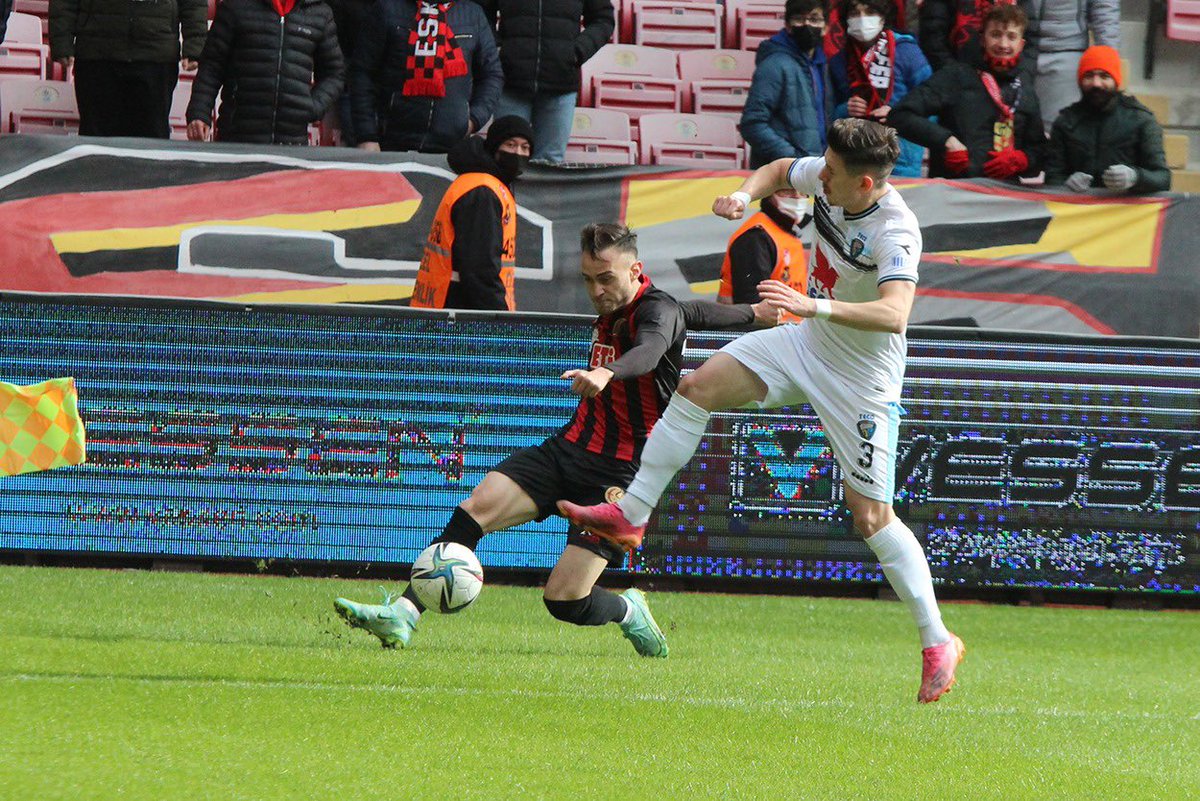 Eskisehirspor's tweet photo. Eskişehirsporumuz, 2021-22 sezonu ikinci devre açılış maçında sahasında oynadığı Teco Karacabey maçında rakibini 2-1 mağlup etti.

Galibiyetimiz “Ahmet Çalık” için… #TükenmişNefeslere https://t.co/zHR0enC6tw