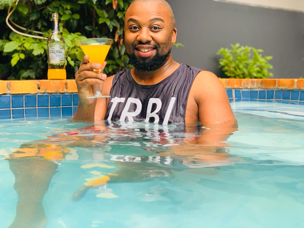 MRSY09's tweet photo. Dear @brutalfruitza 

Manic Mango 🥭 is still my favorite 😋 🍹

Yours Truly 
Number 1 Fan 

Enjoy responsibly 🔞

#home 
#poolvibes
#brutalfruit https://t.co/mabRA7CEJY