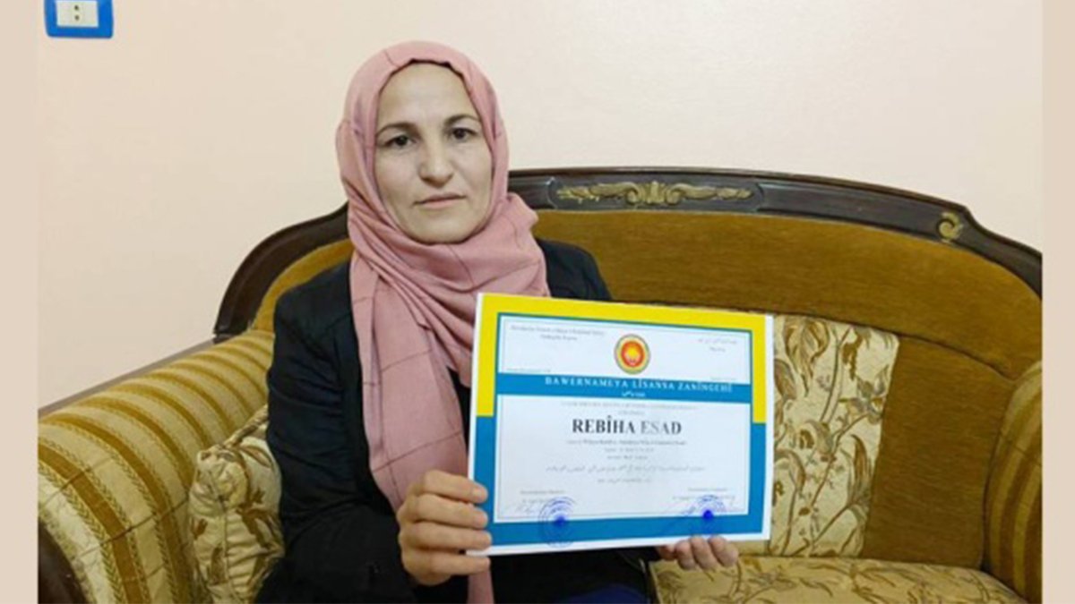 medyanews_'s tweet photo. Northeast #Syria: Forty-six-year-old #Kurdish woman Gulbihar Esad Ali graduated from #RojavaUniversity, the first Kurdish language university, with a first class degree, and has now become a member of the teaching staff.
https://t.co/9Ol3NdgxBO https://t.co/lW0RNVaK3I