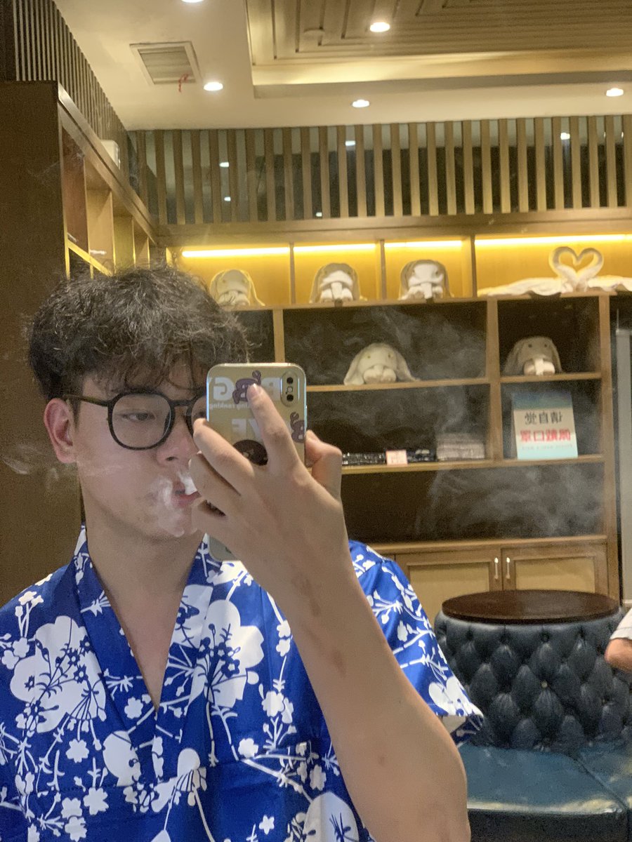 Zjl613's tweet photo. 原来澡堂真的可以看到很多 https://t.co/b0Y1WkPU86