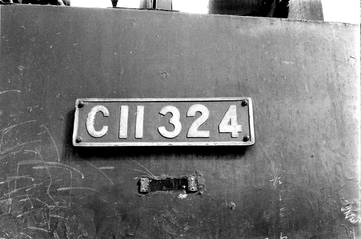 since19711's tweet photo. ✨保存機の現役時代✨
 現在は運転室のみが残る
　　C 1 1  3 2 4号機

一旦は静態保存されたが数年後にボディカットされ運転室から後部のみが梅小路蒸気機関車館に展示となった。
更にその後は京都鉄道博物館内に移され現在に至っている。

最終所属区の和歌山機関区にて
リヤ部が特徴的なフォルムだ https://t.co/uTSsq2fEtN