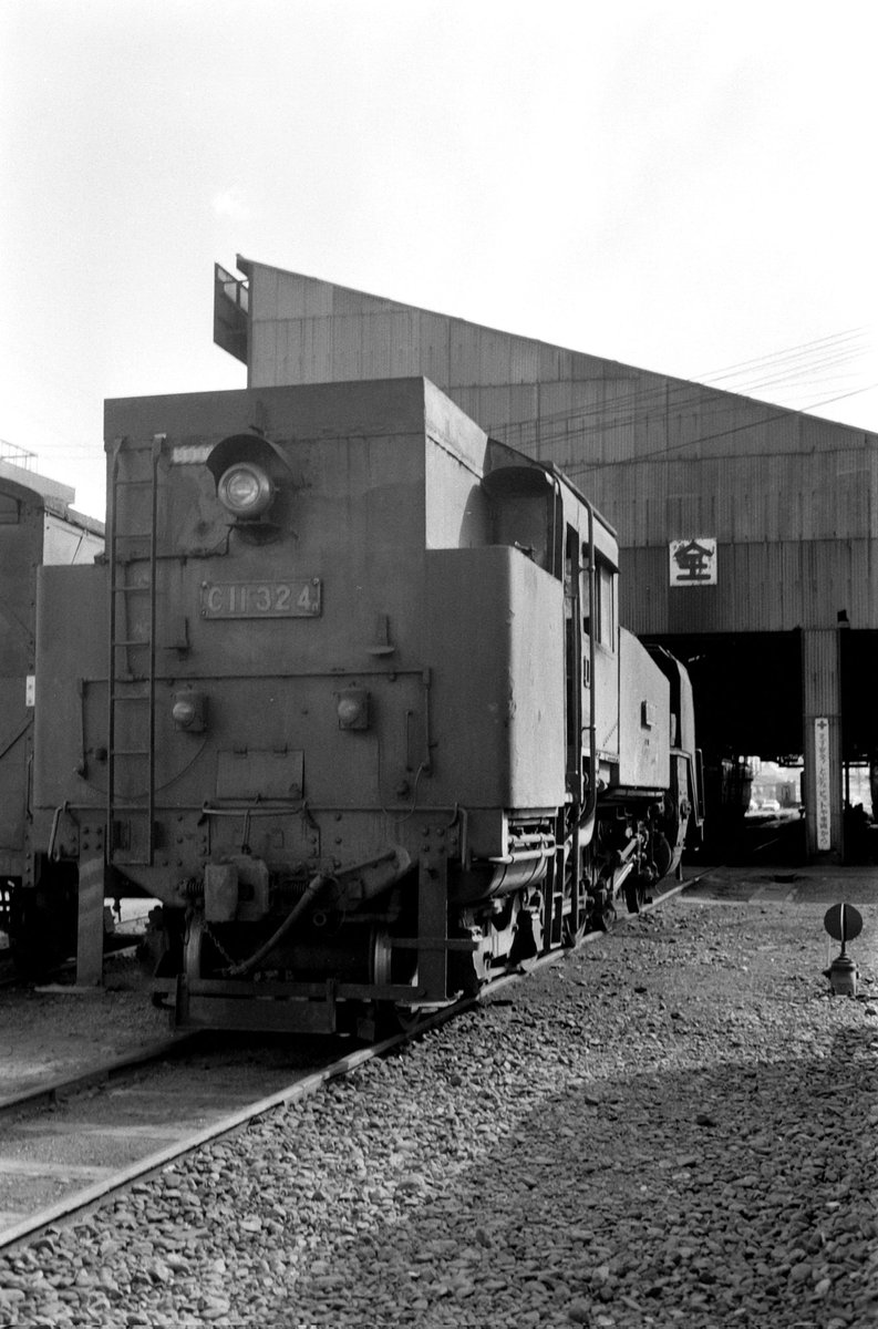 since19711's tweet photo. ✨保存機の現役時代✨
 現在は運転室のみが残る
　　C 1 1  3 2 4号機

一旦は静態保存されたが数年後にボディカットされ運転室から後部のみが梅小路蒸気機関車館に展示となった。
更にその後は京都鉄道博物館内に移され現在に至っている。

最終所属区の和歌山機関区にて
リヤ部が特徴的なフォルムだ https://t.co/uTSsq2fEtN