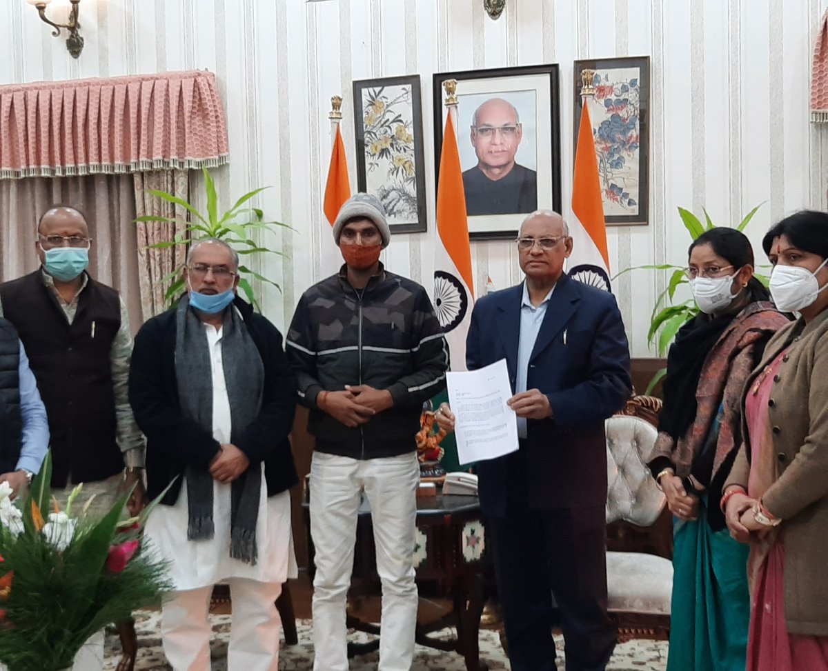 झारखण्ड के माननीय राज्यपाल श्री रमेश बैस जी से भाजपा के प्रतिधिमंडल के साथ मिलकर नावाबज़ार,पलामू के निलंबित थाना प्रभारी लालजी यादव की संदेहास्पद मौत की CBI या किसी अन्य निष्पक्ष एजेंसी से उच्चस्तरीय जांच का आग्रह किया है। दिवंगत दारोगा के अनुज श्री संजीव कुमार यादव भी साथ थे।