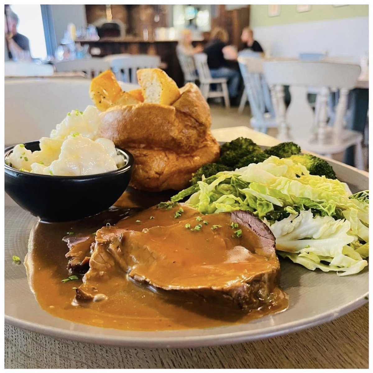 Sunday dreams coming true! Delicious Roost beef dinner served in house and  available for DELIVERY, complete game changer 🙌🤤

#deliveryservice #deliveroost #takeaway #eatin #heatonmoor #stockport #sundayroast #roastbeef #roastchicken #sundaylunch #roostroast #roostheatonmoor