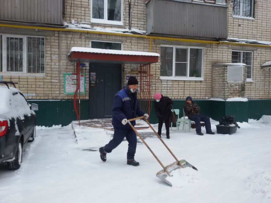 В микрорайоне 4Ц #Тольятти устраняются последствия непогоды... #Тольятти #воскресник