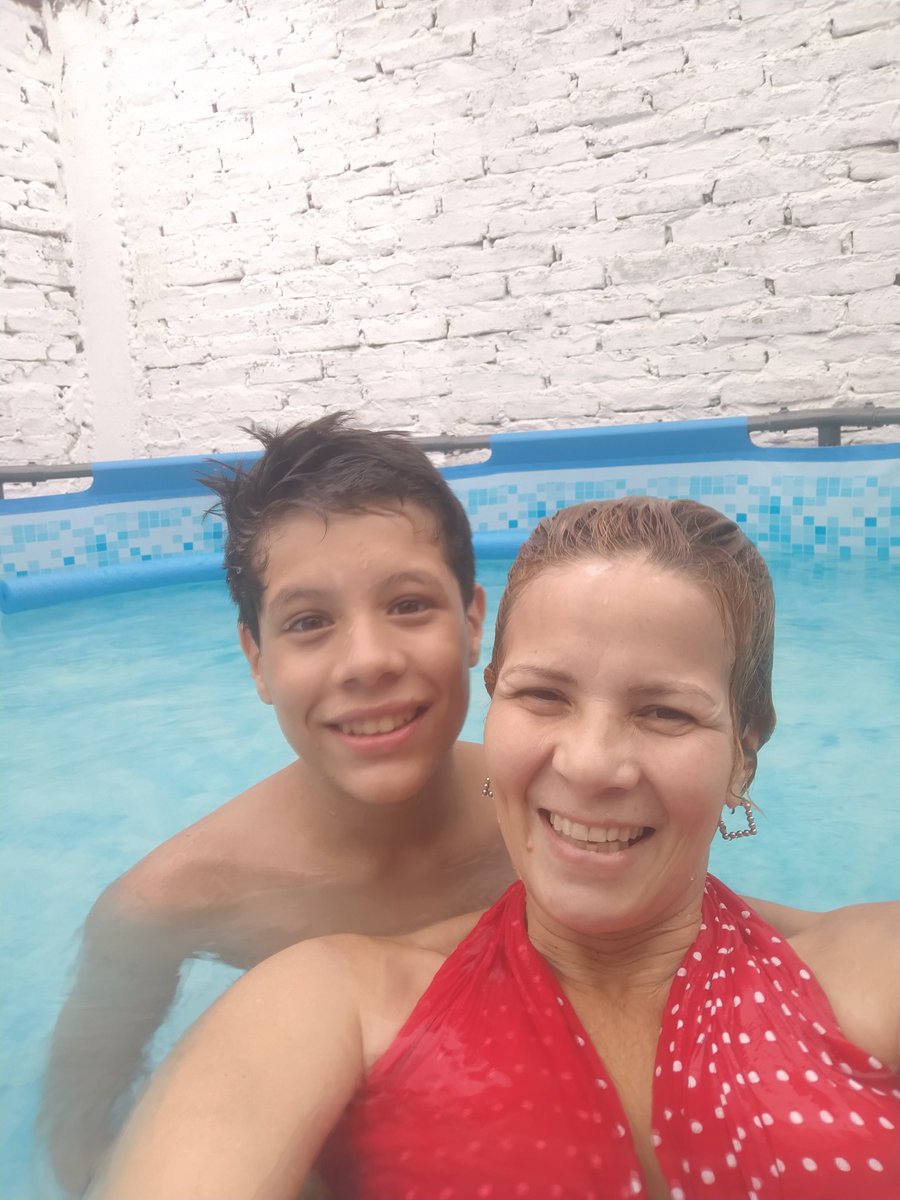 TRIBUTARIAI's tweet photo. #EsteFinde. Marcos  Y Gisel...Todo el día en la Pileta.... Para soportar esa sensación.... Pero YO SOY #TeamVerano....🇻🇪🇦🇷 https://t.co/vGRshs4mk2