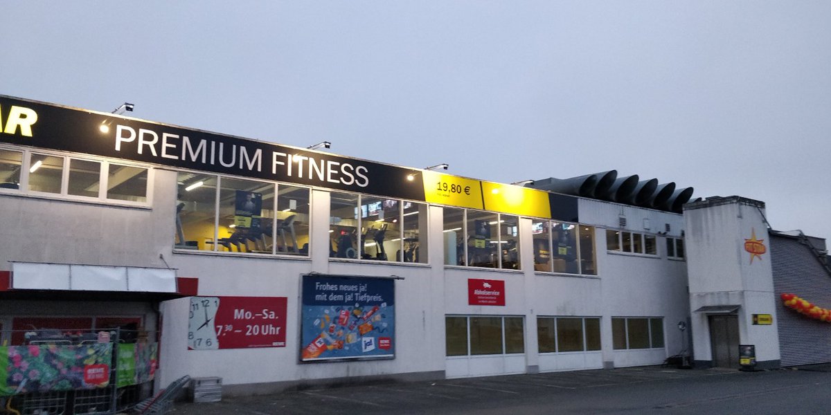 hka1ser's tweet photo. Am Sonntag kommt keiner und will Premium Fitness genießen? Um die Kosten zu senken kann man sicher Personal entlassen. Der Markt regelt das schon! https://t.co/wXXWsF3Pb7