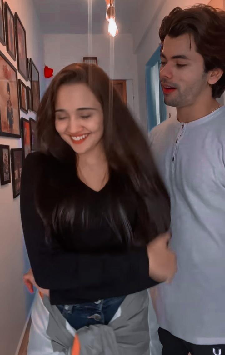 Calzone_Zonee's tweet photo. Congratulations sid10M on Instagram soo happy for you ❤️🎉 and wish you many more to come😊you're Ashi's one of the best friend whom i admire and respect your friendship
And i just love this reel😂 btw Ashi party magnta hai😂 

#SiddharthNigamHits10Million 
#AshiSingh #SidAshi https://t.co/0Wyp6RRGO0
