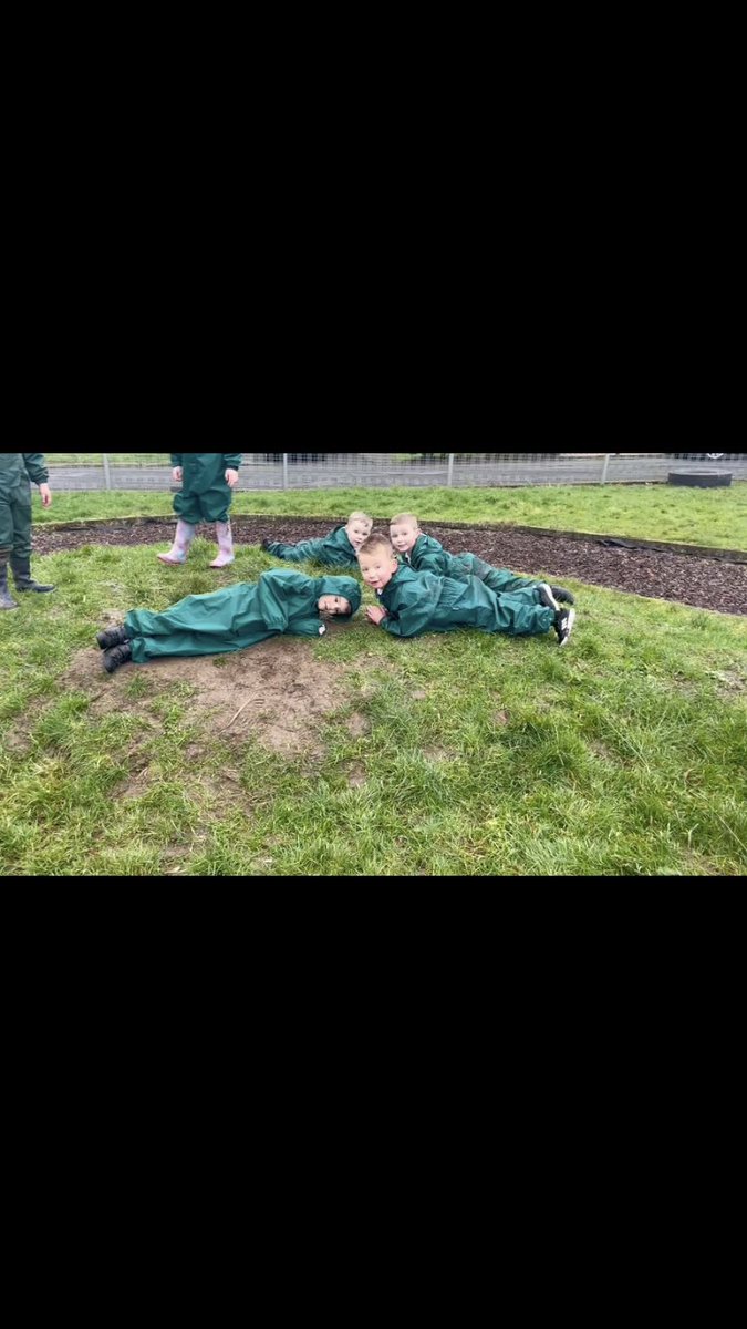 PatnaPS_ECC's tweet photo. First full week back at school &amp; P1 have been making good use of their new suits in all weathers ❄️☁️ https://t.co/UsKP5xYWFj