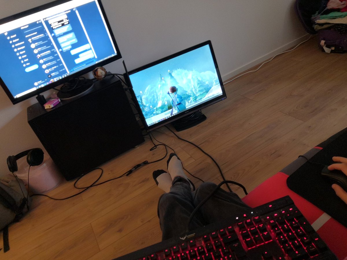 PrismalDesign's tweet photo. Just moved in my new appartement, y'all can't top my Pro GFX No Desk setup 😎 https://t.co/65a4LJF8uL