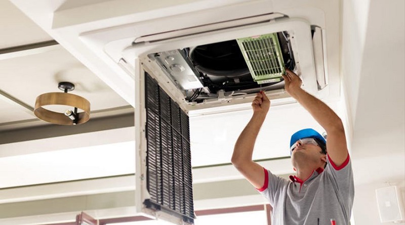 Бесконтактная уборка помещений. Вентиляция и кондиционирование. Split system air conditioner. Монтажник вентиляции и кондиционирования. System is cleaning.