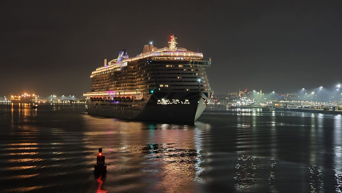 dannywolves88's tweet photo. Sailing along side @pandocruises Iona on our way back home last night @ABPSouthampton #cruise #ship #iona #solent https://t.co/DX5SWk9VFy