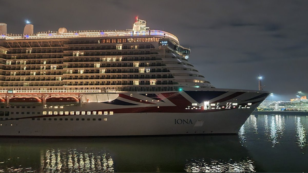 dannywolves88's tweet photo. Sailing along side @pandocruises Iona on our way back home last night @ABPSouthampton #cruise #ship #iona #solent https://t.co/DX5SWk9VFy