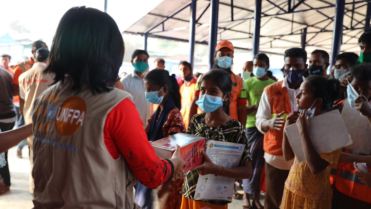 UNFPABangladesh's tweet photo. .@UNFPA, in collaboration with @DanChurchAid, distributed 500 solar lanterns to 500 fire 🔥 affected families 👪 in #Camp16.
These affected families, especially #Women 👩 and #Girls 👧, will be able to move freely around the camp at night with the help of these solar lanterns https://t.co/0QylvSHkGj