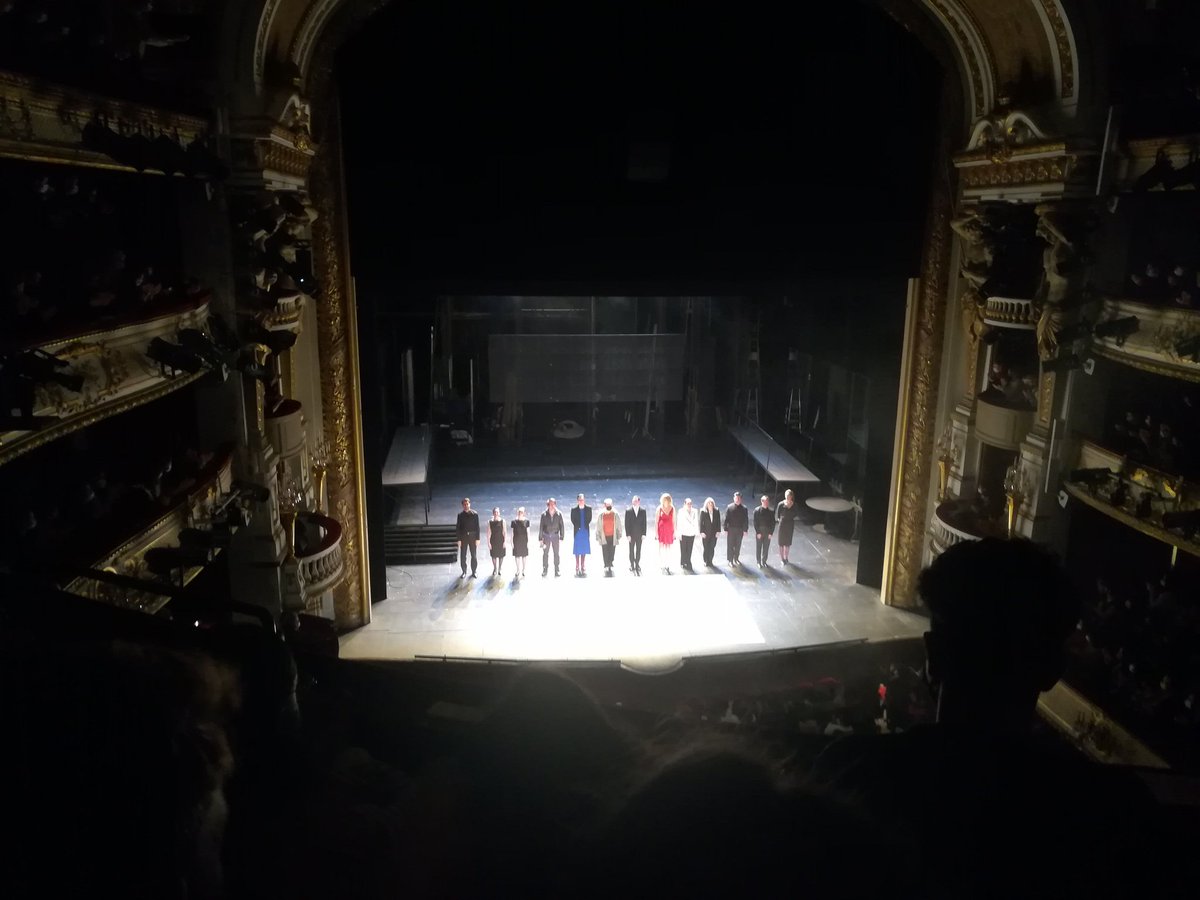 ParallaxeM's tweet photo. Foule enthousiaste hier soir @ComedieFr pour l'hommage à #Molière #400ans #Molière2022 https://t.co/NylBHe3wuf