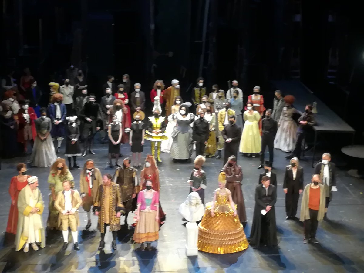 ParallaxeM's tweet photo. Foule enthousiaste hier soir @ComedieFr pour l'hommage à #Molière #400ans #Molière2022 https://t.co/NylBHe3wuf