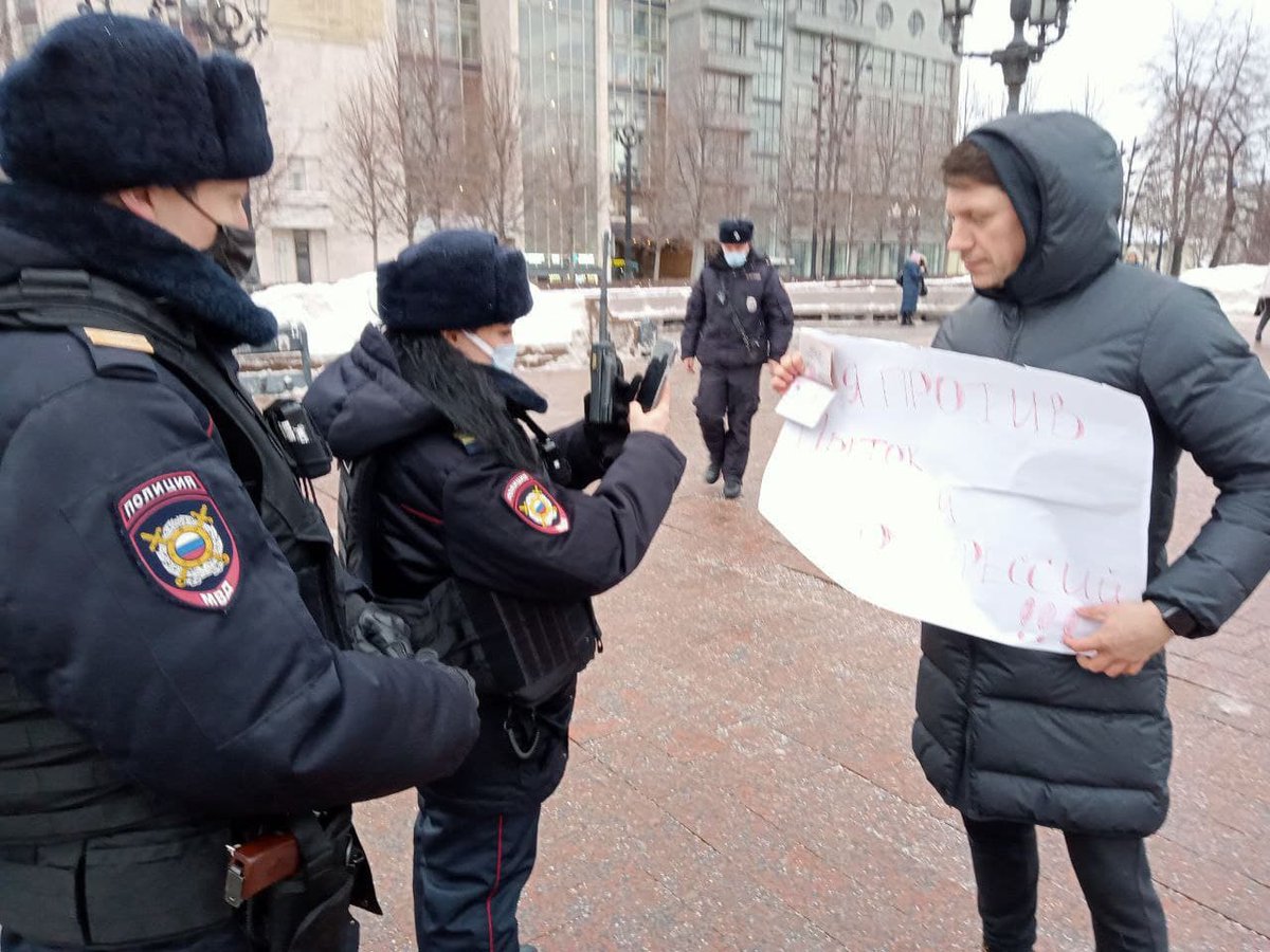 OvdInfo's tweet photo. В Москве на Пушкинской площади полиция задержала двоих одиночных пикетчиков с плакатами «Свободу политзаключенным. Хочу жить в свободной стране» и «Я против пыток и репрессий в России». Об этом сообщает тг-канал Avtozak LIVE.

Фото: Avtozak LIVE

https://t.co/sHEG0Agxa3 https://t.co/hvlBRxRyzE