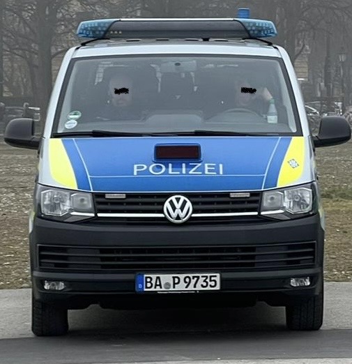 Hallodri10's tweet photo. @PolizeiMuenchen: 
am 15.01. Theresienwiese: viel Polizei, die die Auflagen (Abstand, FFP2) der #Corona-Maßn.-Gegner kontrolliert.
Ca. 70% der Polizisten ohne Maske in ihren Fahrzeugen.
Ist dieses zulässig? Vor Ort versch. Aussagen bekommen. (Vorbild? Außenwirkung?) LG https://t.co/aRHTZL9rfu