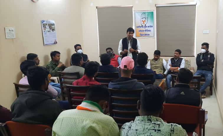 saurabhpawarinc's tweet photo. छत्तीसगढ़ प्रदेश युवा कांग्रेस अध्यक्ष श्री @Cocopadhi जी, राष्ट्रीय संयोजक व छ.ग. SM प्रभारी श्री @KKShastrii जी के मार्गदर्शन में चेयरमैन SM श्री @AnupVerma_IYC जी की उपस्तिथि में आज बेमेतरा युवा कांग्रेस सोशल मीडिया की बैठक संपन्न हुई। https://t.co/rnQh9H3QU6