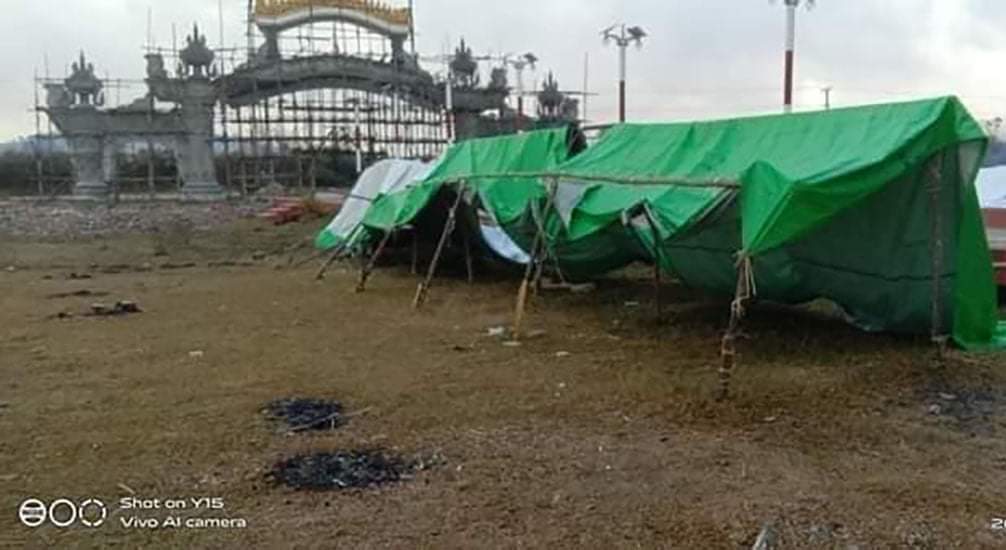 Torrential downpour in #MongKung, Shan South, on Jan 15 has made several temporary tents' roofs turn up. At present, displaced people taking refuge in that compound are in need of secure shelters urgently.

#RefugeesNeedHelp 
#2022Jan16Coup 
#WhatsHappeningInMyanmar