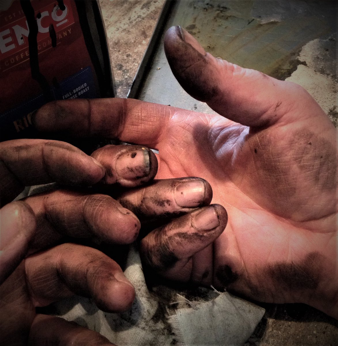 EskdaleR's tweet photo. Get down and dirty.

#ebonising
#workinghands
#historicpaintfinishes
#traditionalcraft
#conserverestorecreate https://t.co/nlL5hHi7Ar