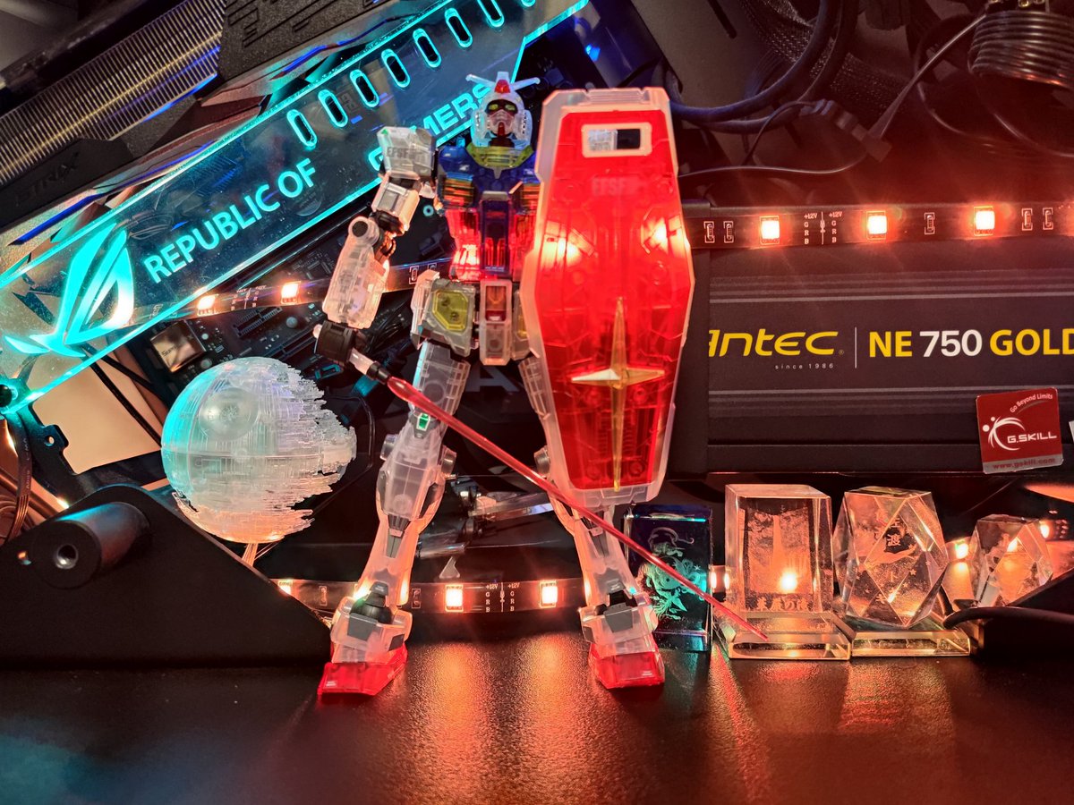 nahki_adventure's tweet photo. #ガンダムファクトリーヨコハマ で限定販売 1/100 RX-78F00 GUNDAM クリアカラーを製作&デカール貼り🔥
#gamingpc に展示する😎
何気に…スケルトン #dethstar も光らせる🌟
#gundam #starwars #yokohama #ガンプラ https://t.co/I0IdxmKIlj