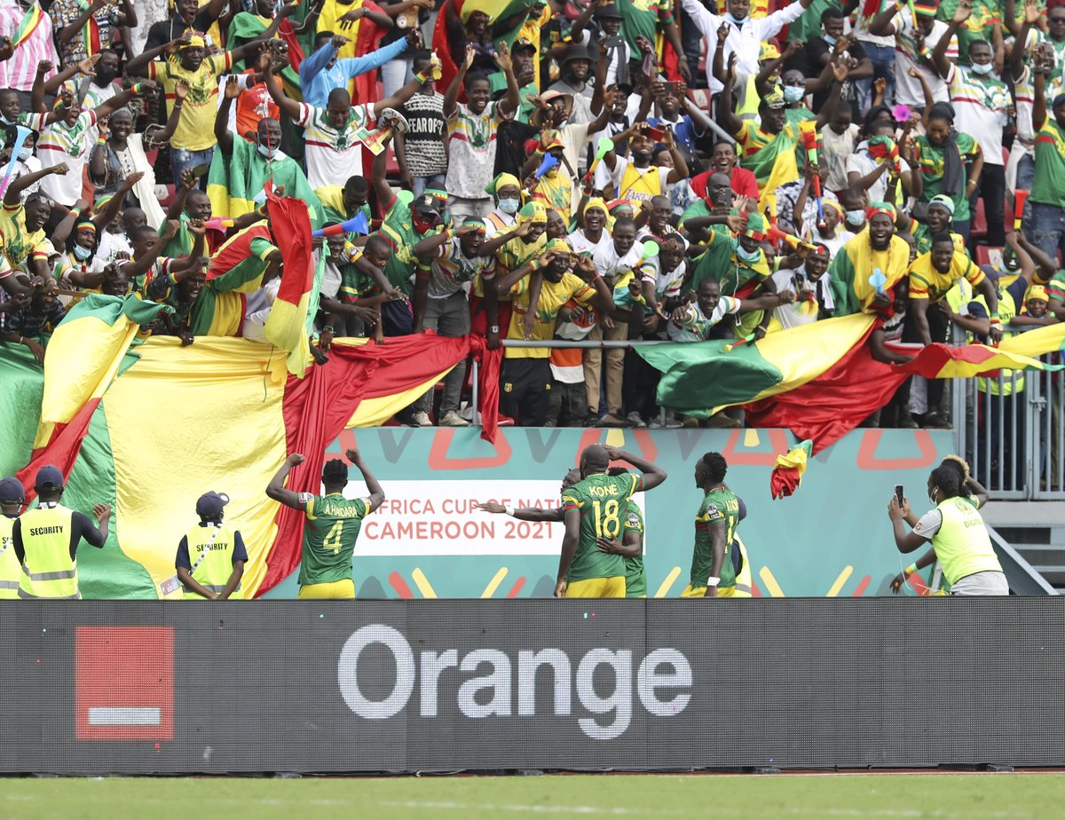 CAF_Online's tweet photo. Fans 🤝 Players 

We did it together! 💪

#TotalEnergiesAFCON2021 | #AFCON2021 | #GMBMLI | #TeamMali https://t.co/dVhVoWRIyK