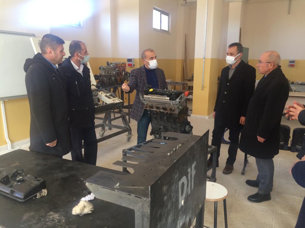 mardinilmem's tweet photo. İl Müdürümüz; ziyaret ettiği Telkari Mesleki ve Teknik Anadolu Lisesinde, “Mesleki Eğitim Merkezi Programı” kapsamında haftasonu okula devam eden öğrenciler ile bir araya gelerek mesleki çalışmaları yerinde inceledi.
@tcmeb
@yilmaznazif
@fehmirasimcelik
@mahmutdemirttas https://t.co/iQPLaiSpSk