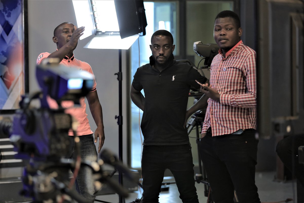 TimKut256's tweet photo. The tide didn't exactly go according to plan for Team Mali in the #GamMli showdown.
The lads on set however endeavored to have fun.
#AFCON2021 @must_daily https://t.co/4mFZHpYNE5