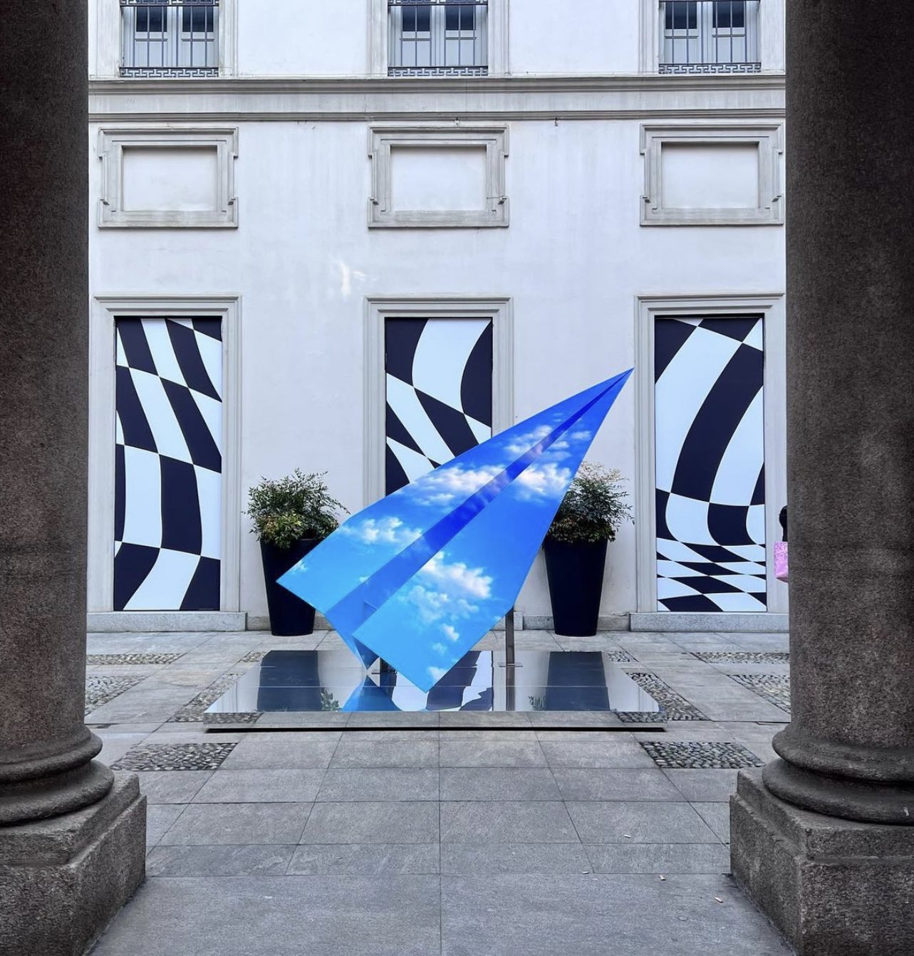 X 上的Outlander Magazine：「Virgil Abloh “Paper Plane” Tribute at Louis Vuitton  in Milan!🖤  / X