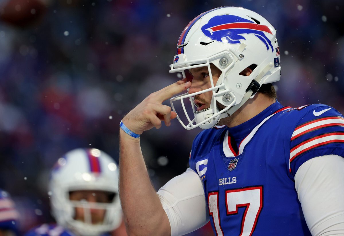 PFF's tweet photo. Josh Allen in his last 2 games vs Patriots:

🦬 51/72
🦬 622 passing yards
🦬 130 rushing yards
🦬 8 TDs https://t.co/p4pZlZhZkh