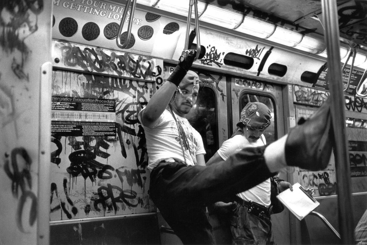 MagnumPhotos's tweet photo. In Scianna's photographs of 80s and 90s New York, the city and its people are never just a background, they are co-protagonists of the picture and the story being told. 

Explore our collection of fine prints: https://t.co/L3YZS418kL

© Ferdinando Scianna / Magnum Photos https://t.co/ZFcYPJEtGH